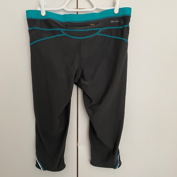 💥3/$25💥 NIKE Dri-Fit Workout Gray Capris Leggings Size M - Picture 2 of 9